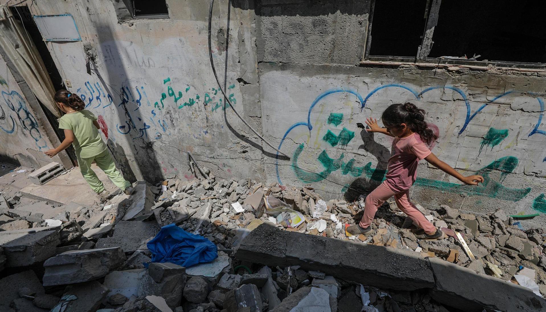 Destrozos provocados por el ataque israelí en el campo de refugiados de Nusairat.