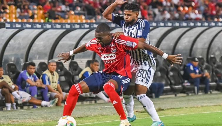 Jimer Fory protege la pelota ante la presión de Roberto Hinojoza. 