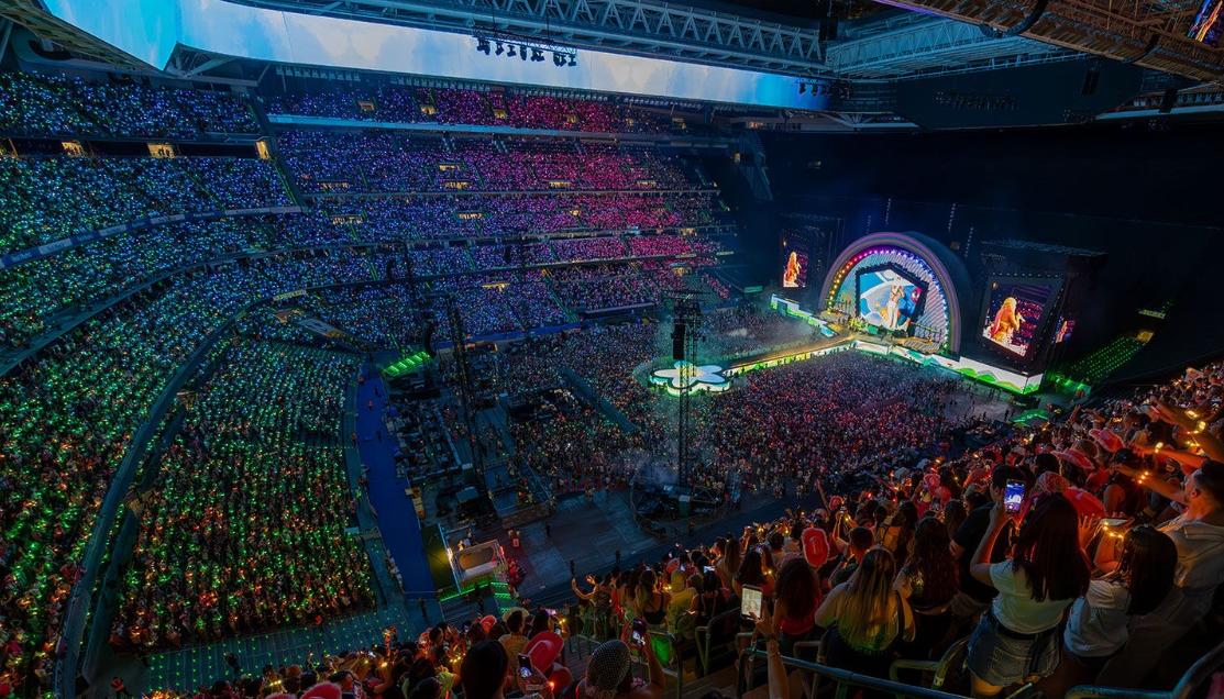 Karol G durante su gira en el Santiago Bernabéu.