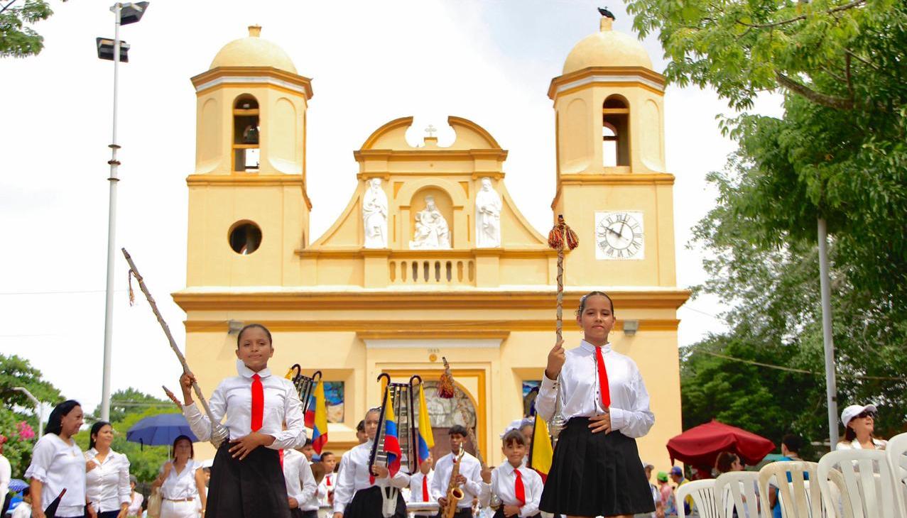 Instituciones educativas durante recorrido por las principales calles del municipio.