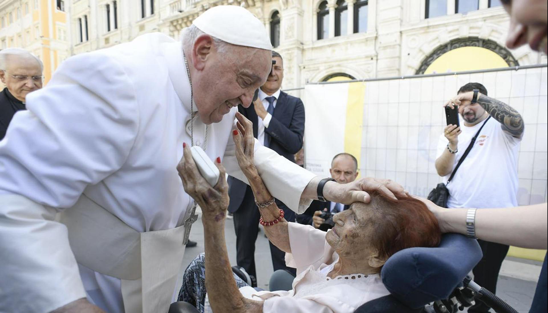 El Papa bendice a una mujer de 111 años en su visita a Trieste.