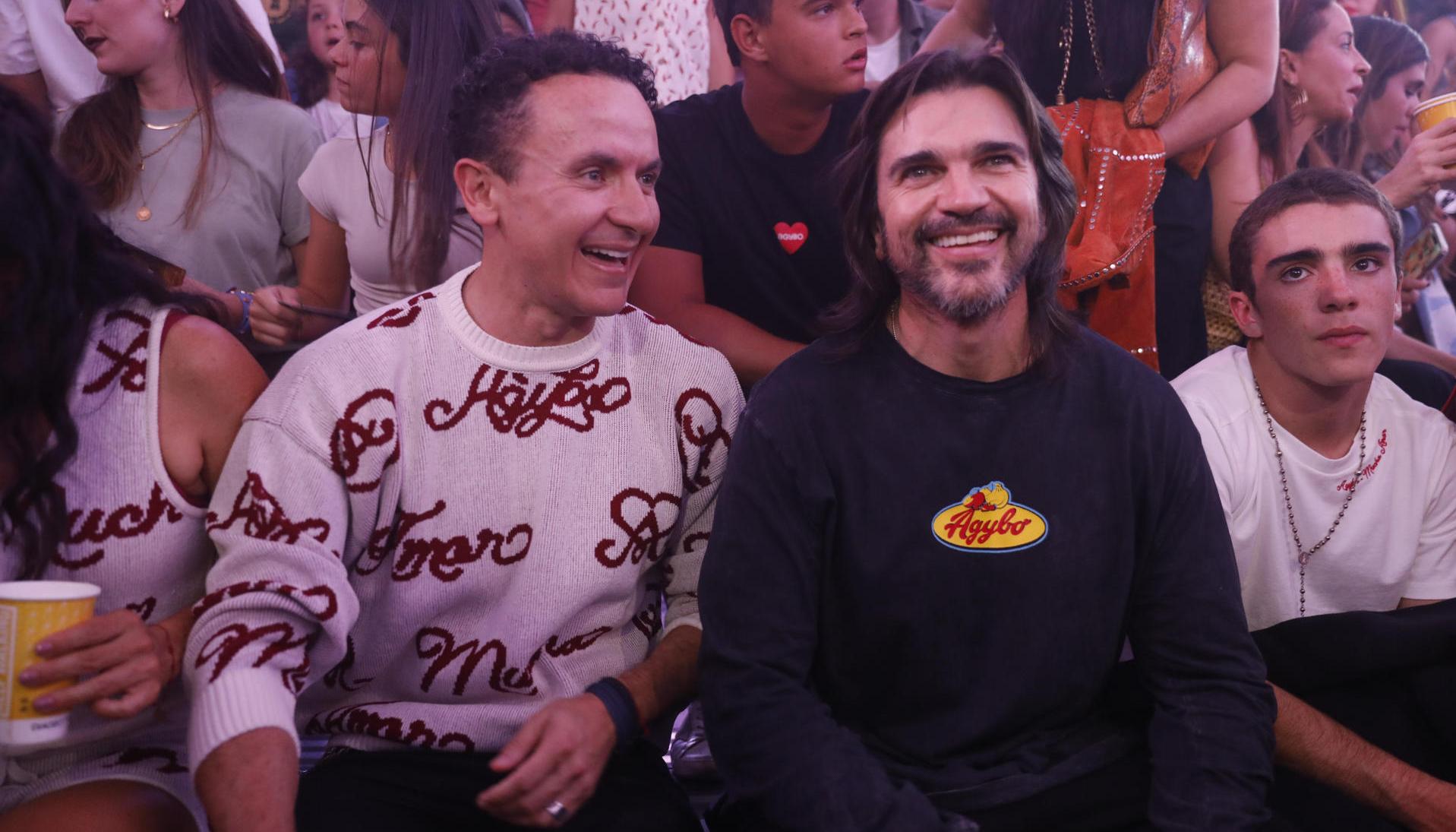 Juanes y Fonseca asisten al desfile de su marca Agybo en el desfile 'The cosmic árbol' . 