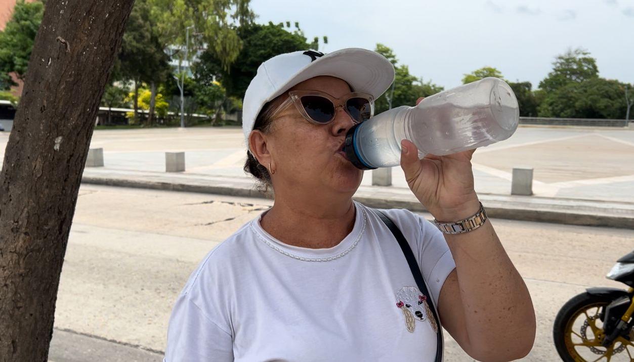 Personas han optado por llevar su propia agua por el calor.