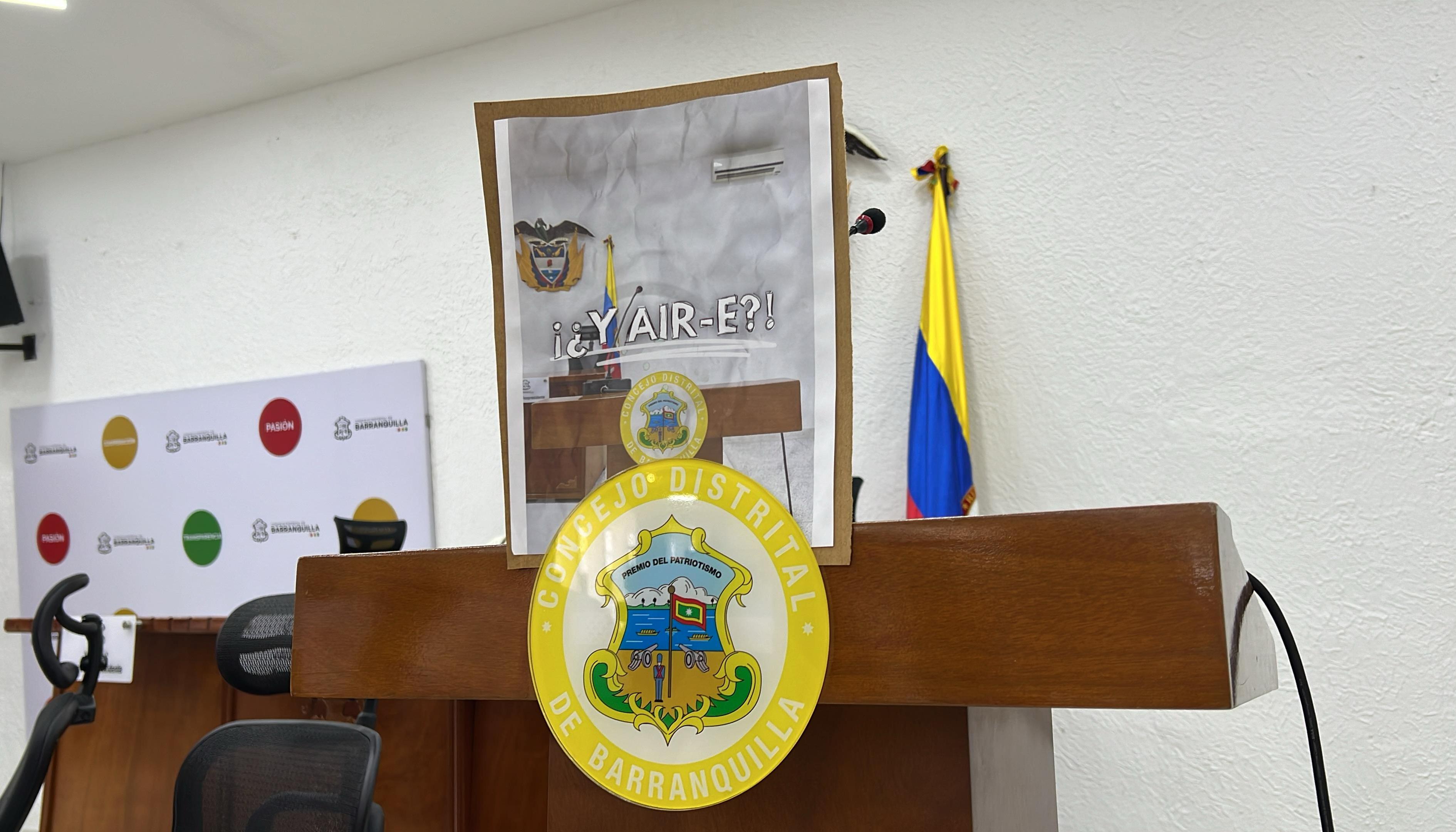 Pancarta preguntando por Air-e en el Concejo.