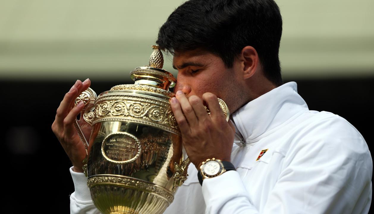 Carlos Alcaraz y el trofeo.