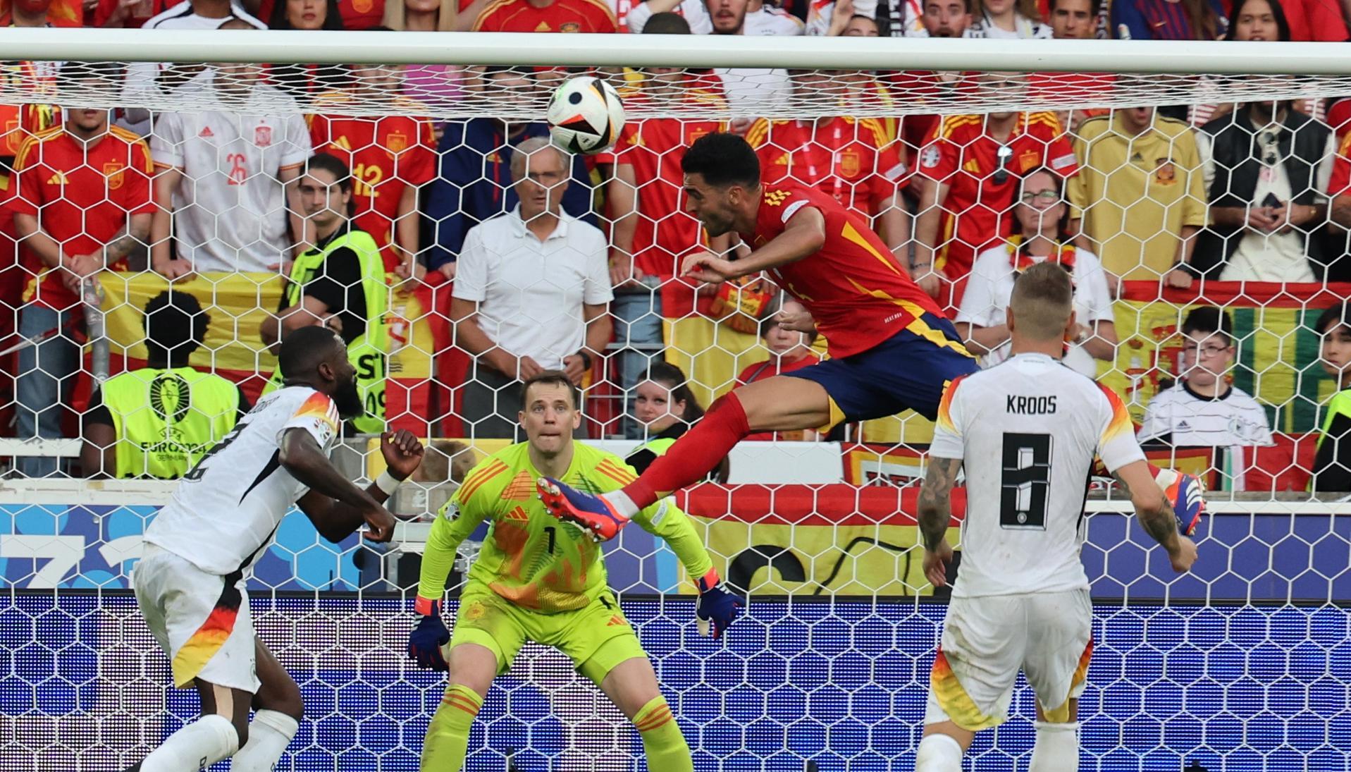 Merino al momento de cabecear el gol de la victoria.