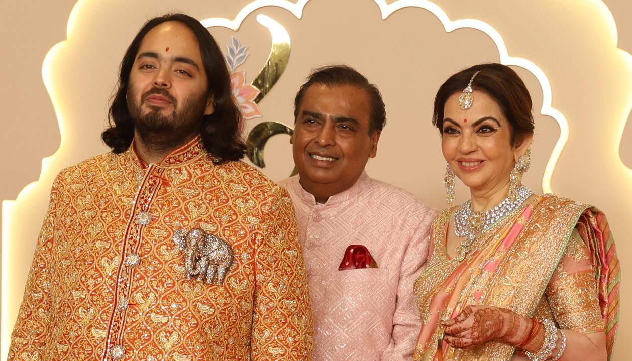 Anant Ambani y sus padres.