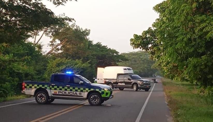 La Policía cerró la vía para verificar si había algún explosivo en la zona. 