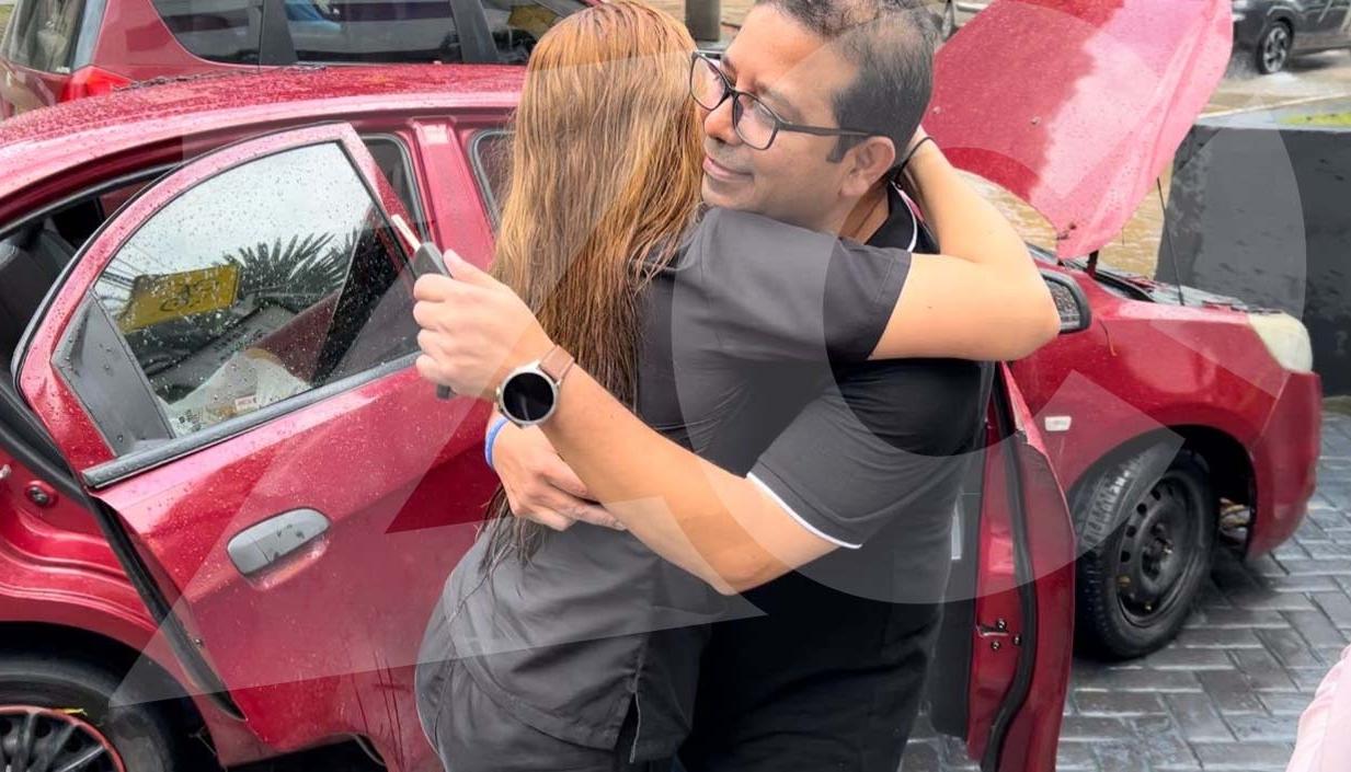 Rafael Martínez abrazando a una de sus hijas.