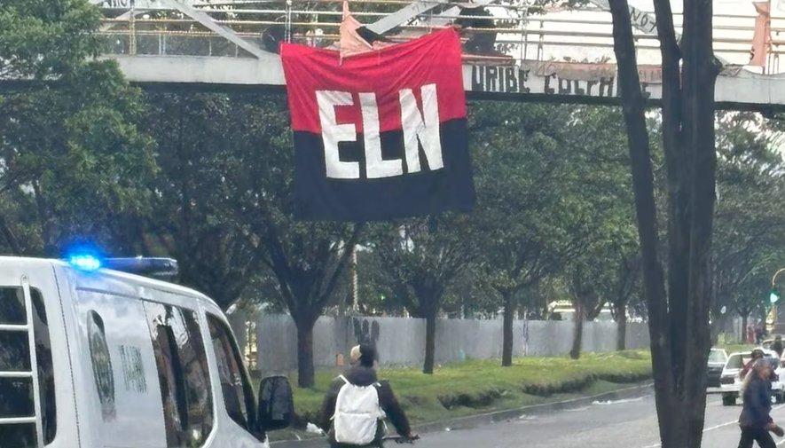 Bandera del ELN colgada en el puente.