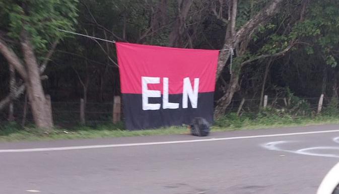 Bandera del ELN que apareció este viernes en La Guajira. 