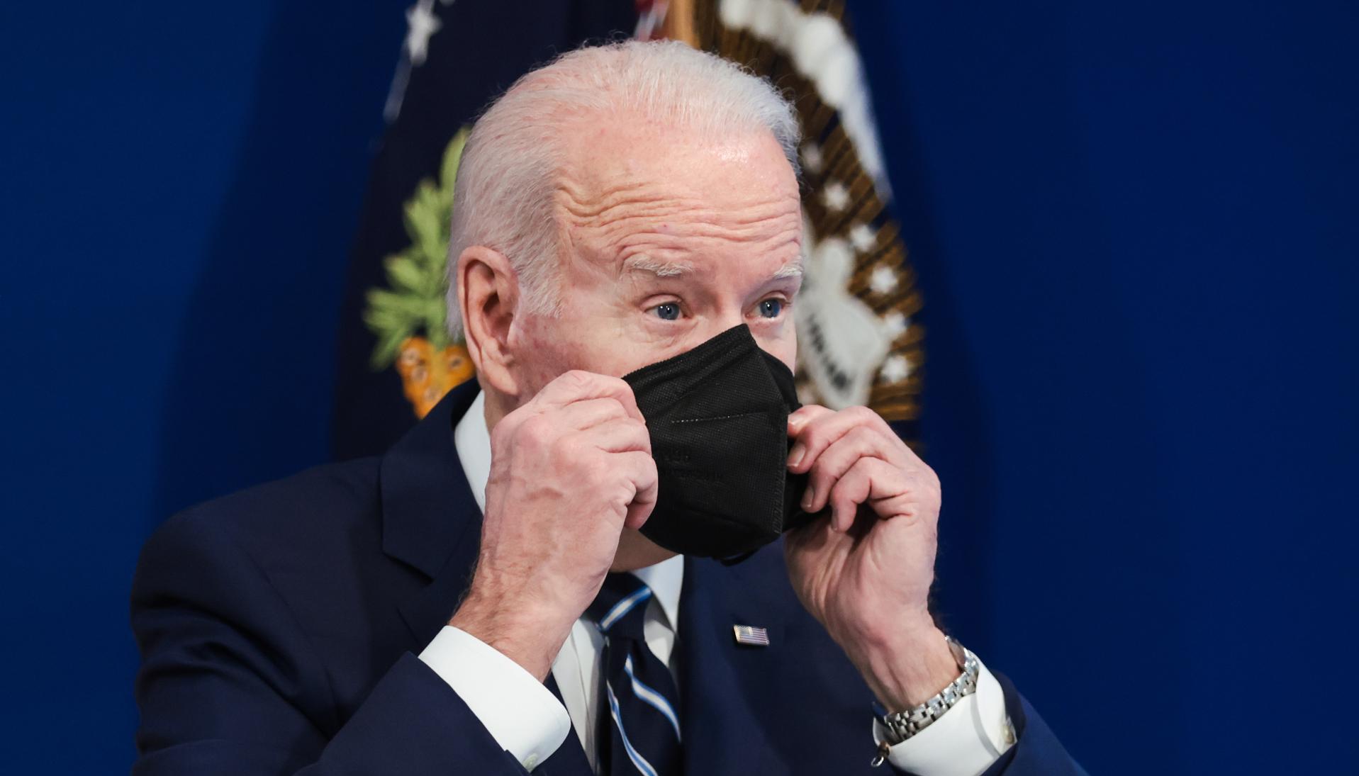 Biden usando la mascarilla.