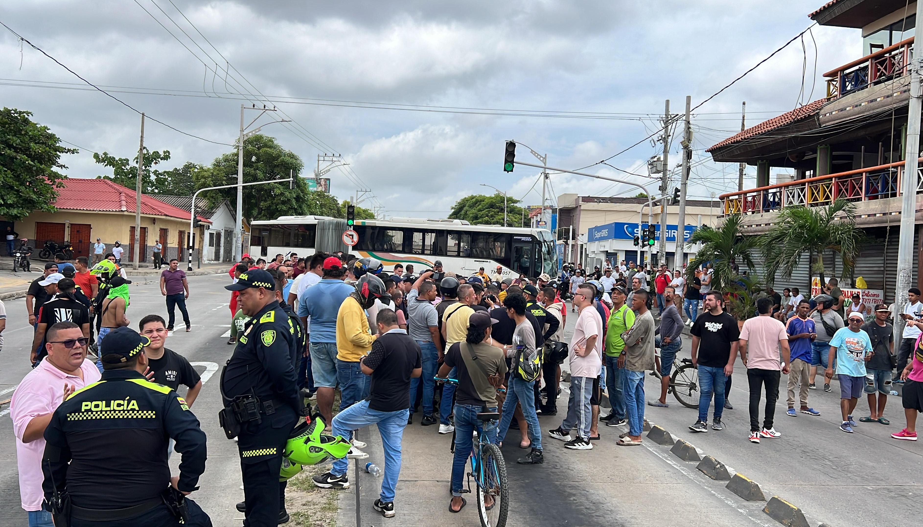 La protesta originó a la suspensión de las rutas de Transmetro. 