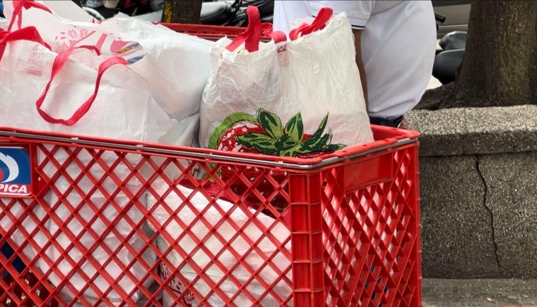 Comprador transporta su compra con bolsas de tela.
