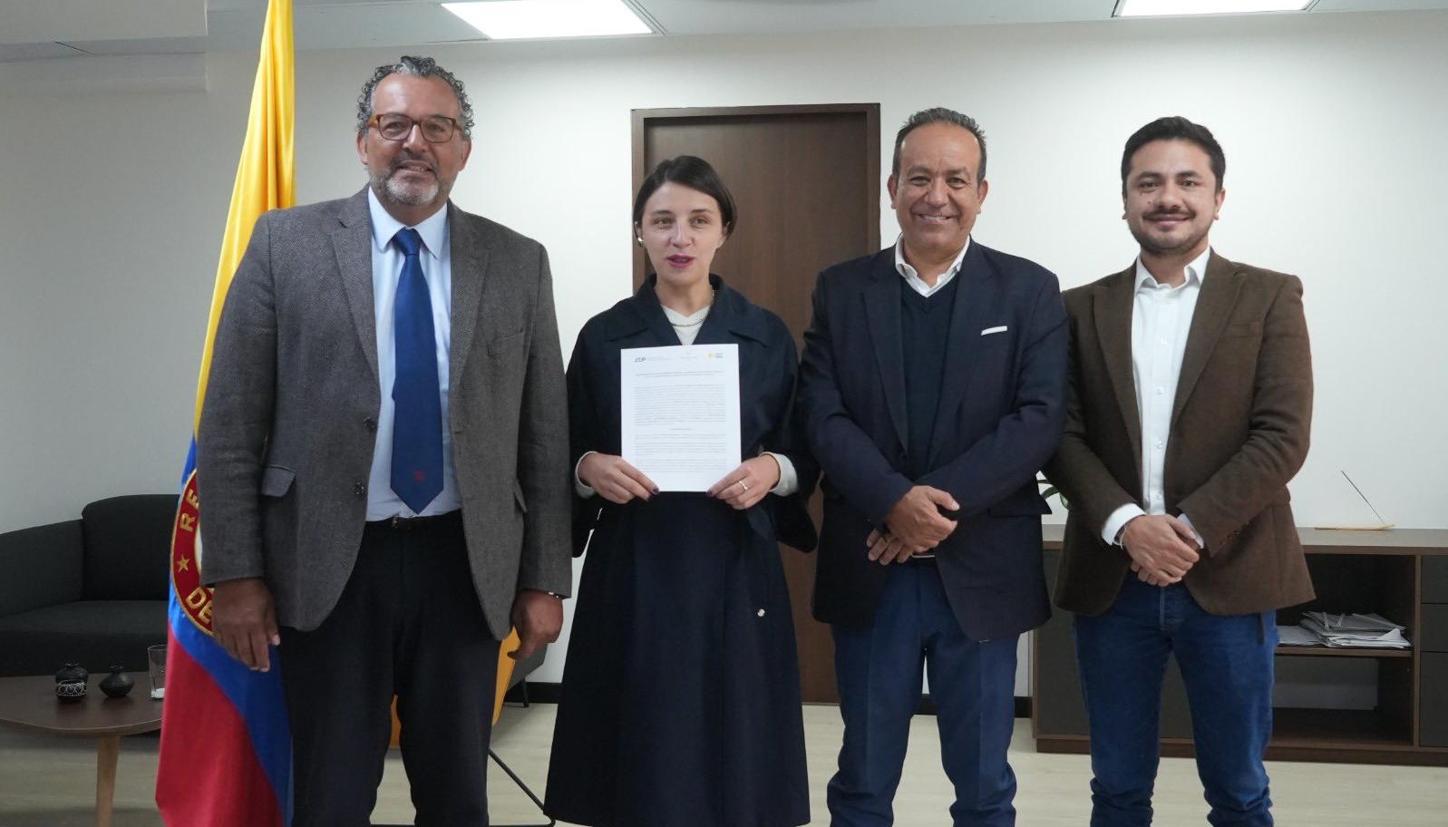 El presidente de la JEP, Roberto Carlos Vidal, y el ministra de Agricultura, Martha Carvajalino.