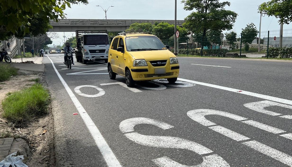 Carril de 'Solo Bus' en la Circunvalar. 