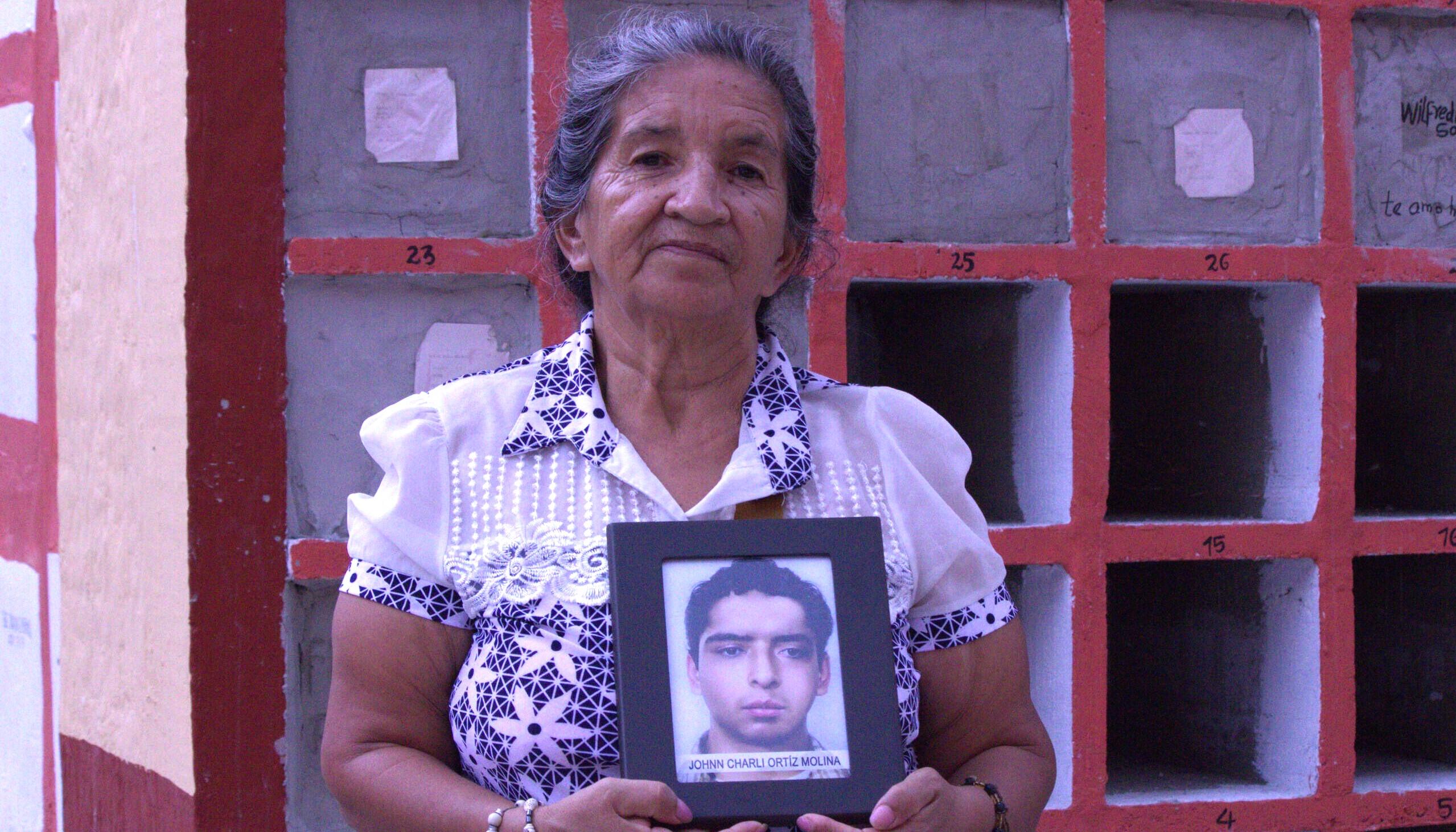 Doña Blanca con el retrato de su hijo fallecido.