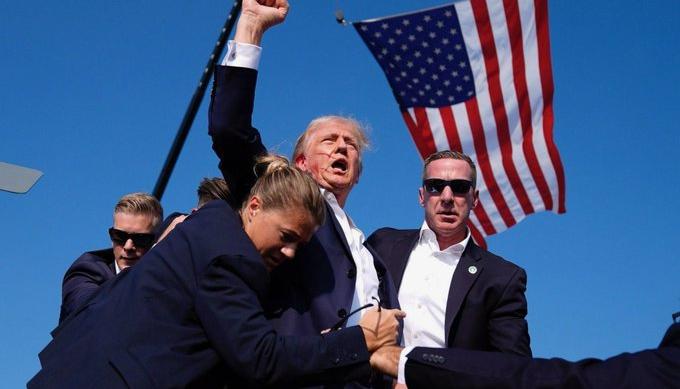 Donald Trump está fuera de peligro tras resultar levemente herido. 