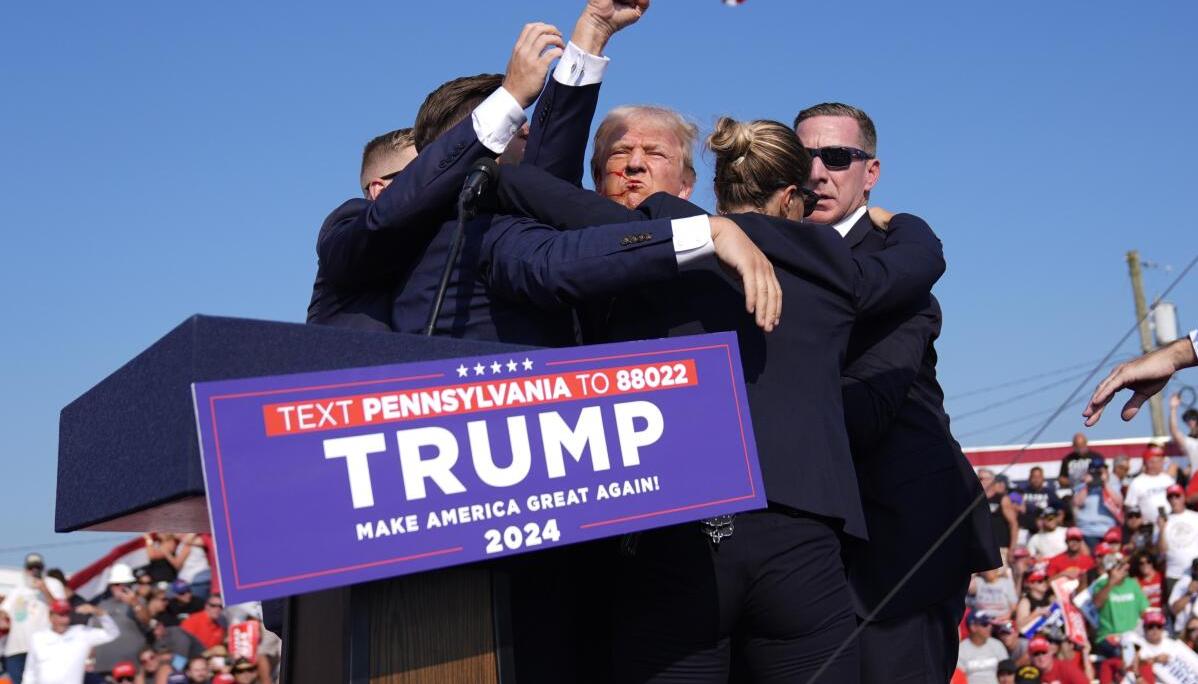Momento en que Trump era protegido por sus escoltas. 