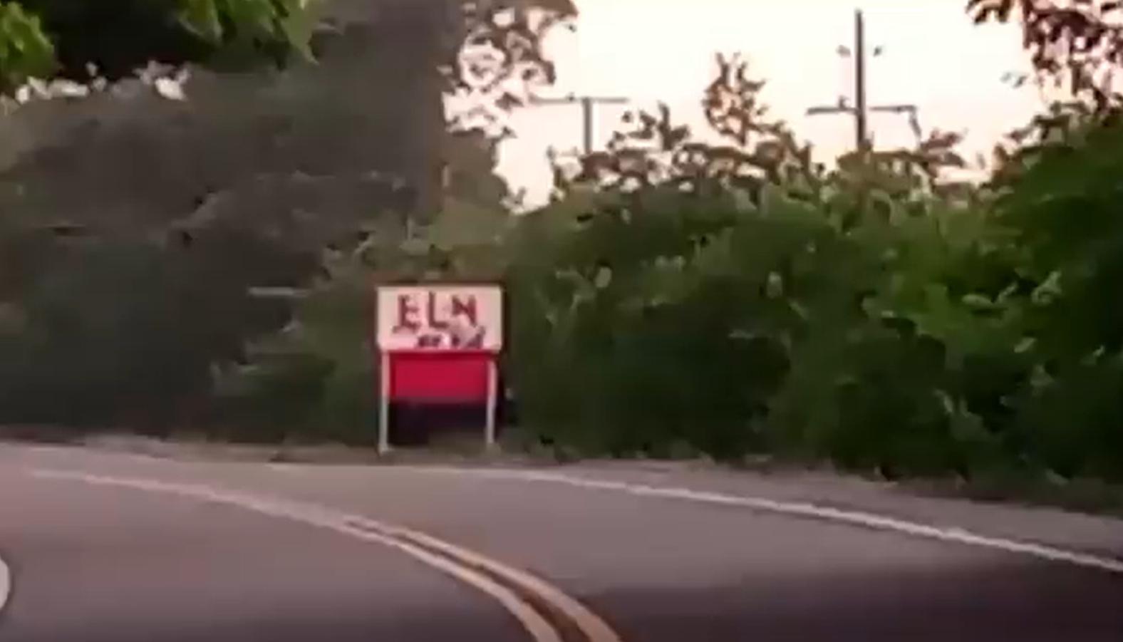 La bandera del ELN en la entrada de Santo Tomás.