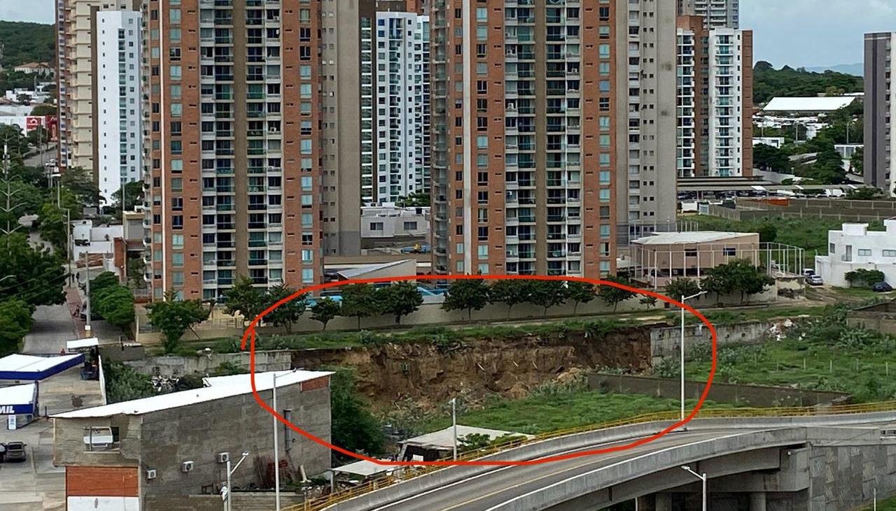 Edificios en peligro luego que el terreno contiguo empezó a ceder. 