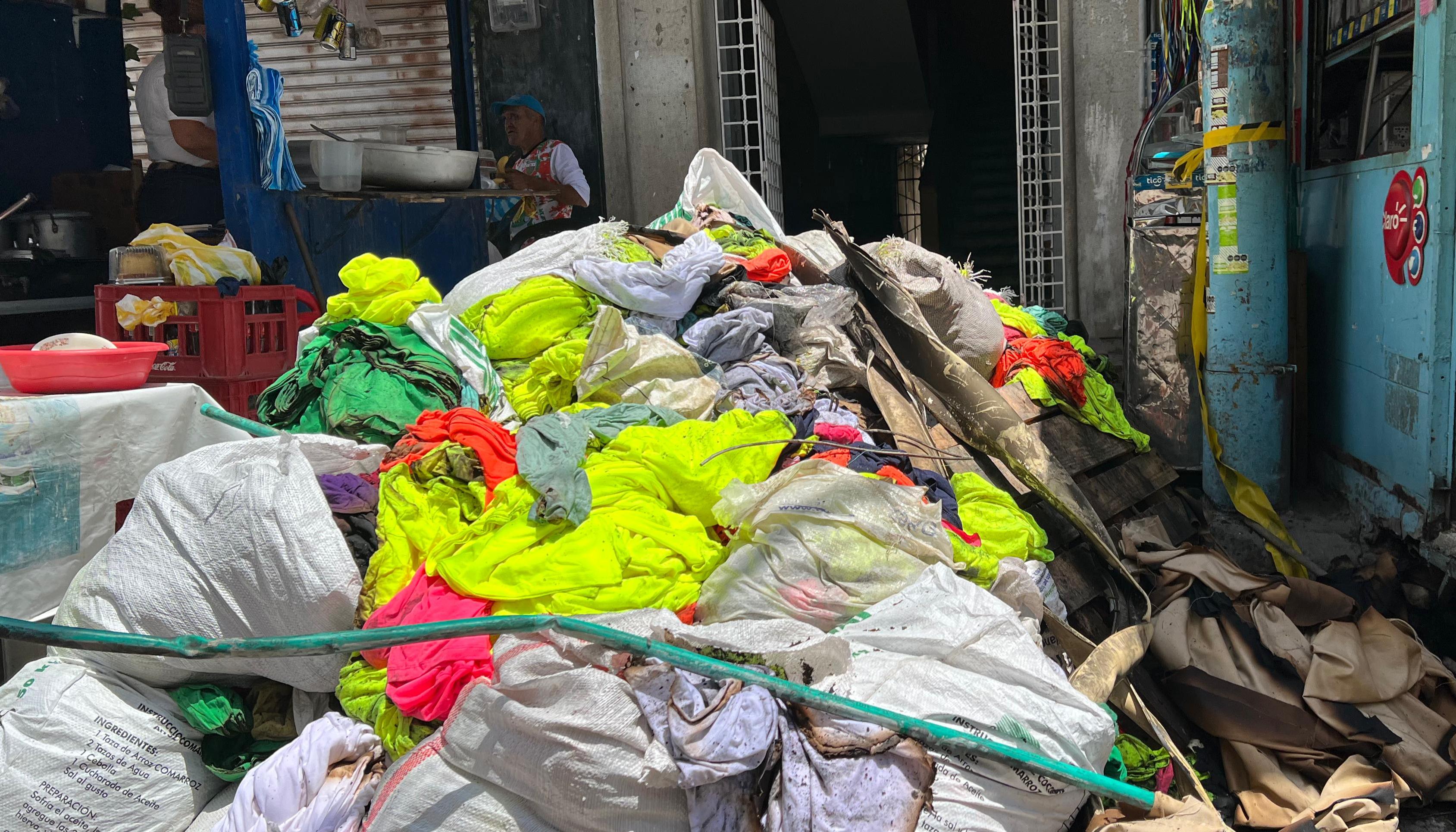 Parte de la mercancía de ropa se perdió por el incendio. 