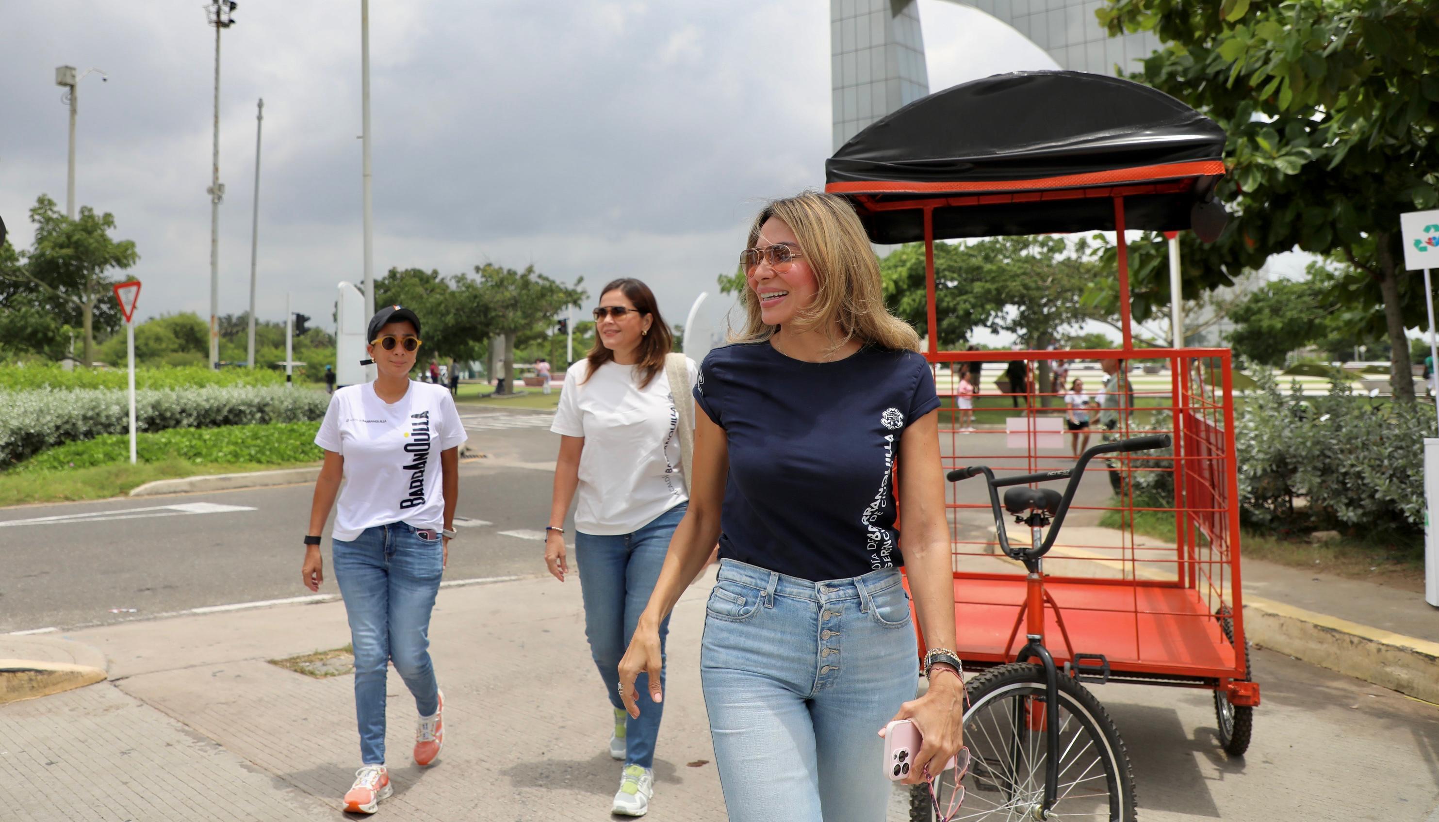 Ana María Aljure, Gerente de Ciudad, durante la entrega de los bicicoches y motocarros.