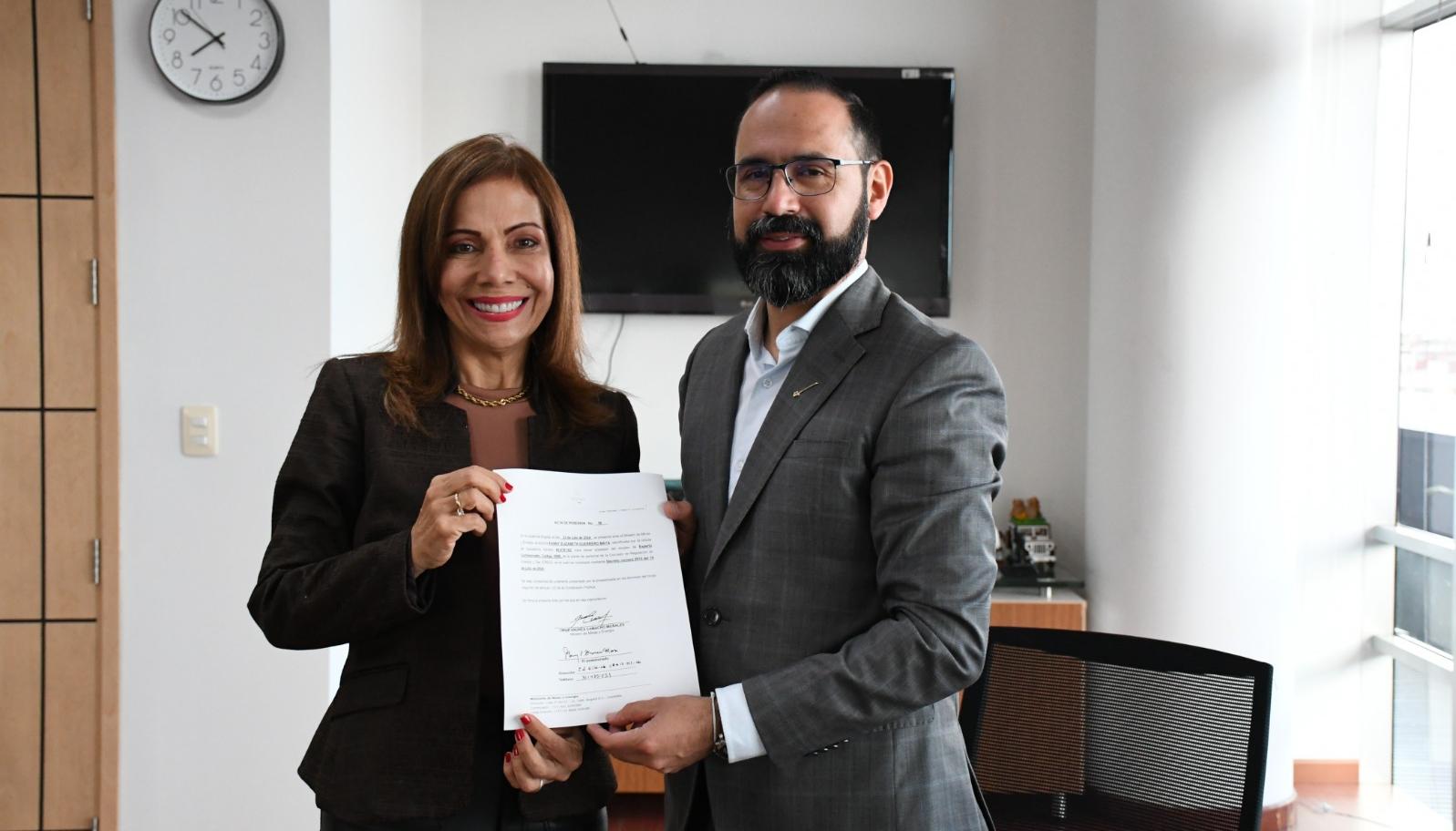 La nueva comisionada de la CREG, Fanny Guerrero, y el Ministro de Minas y Energía, Andrés Camacho.