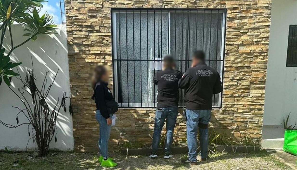 Momento en que la Fiscalía inspeccionó tres inmuebles donde estaban las mujeres. 
