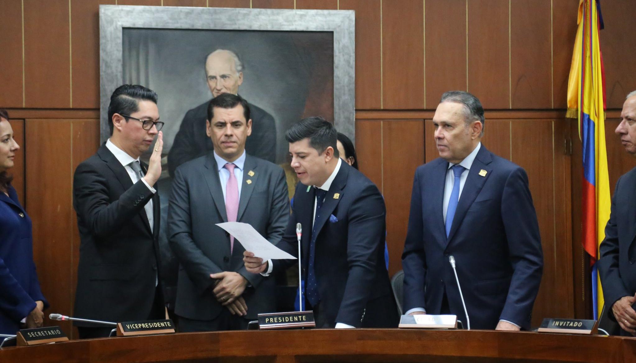 Pedro Flórez tomando la posesión de su cargo como presidente de la Comisión VI.