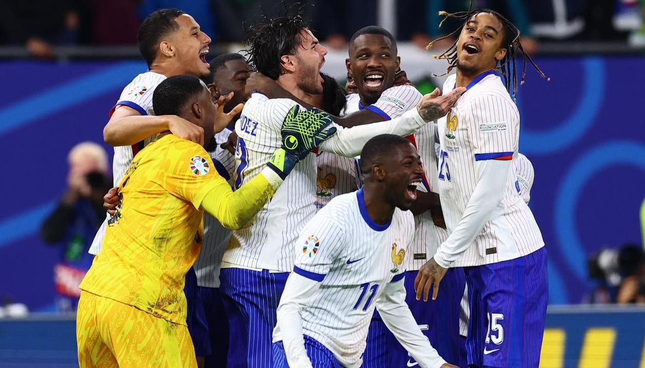 Jugadores de Francia celebran la clasificación.