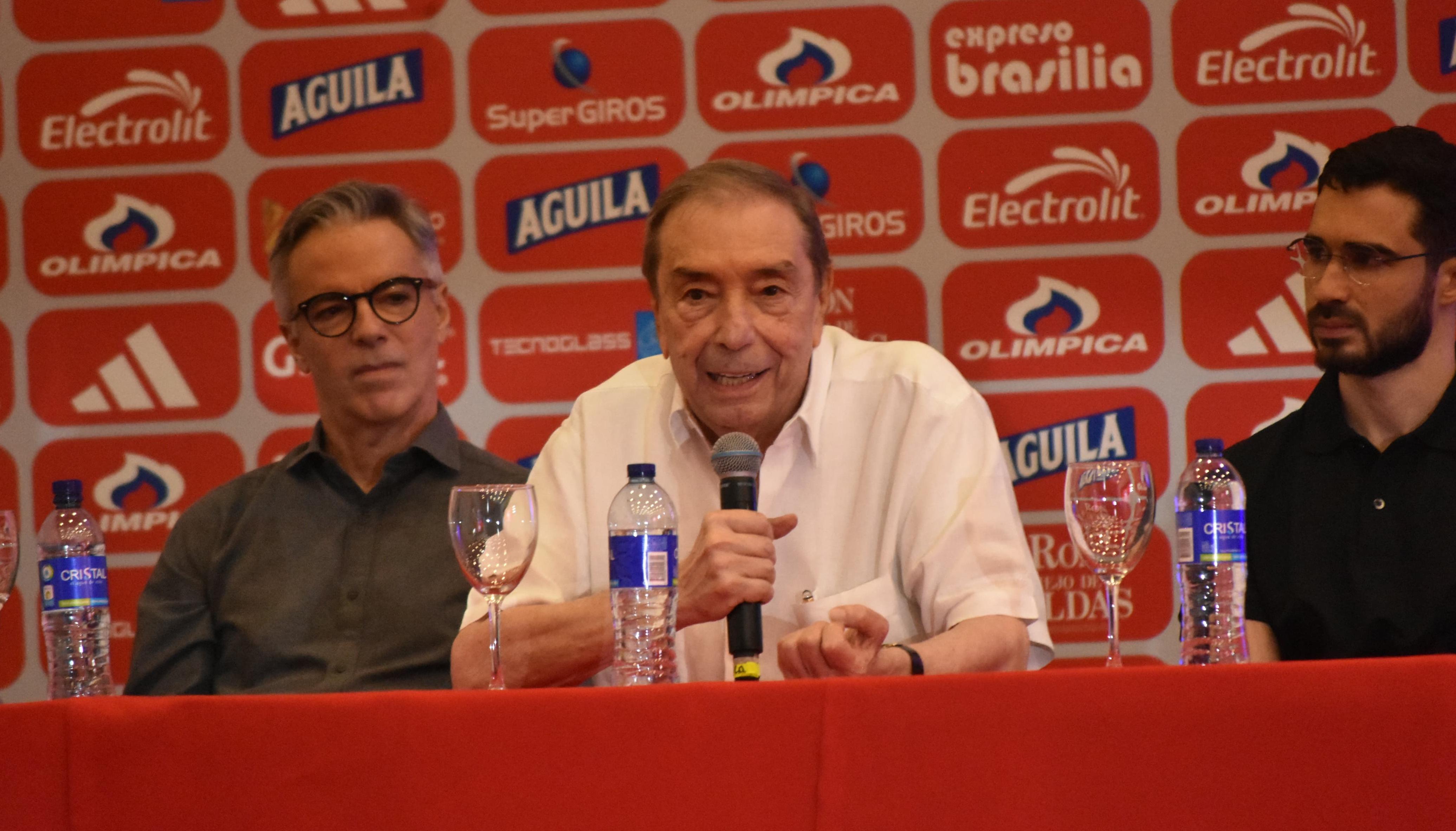 Fuad Char en medio de Alejandro Arteta y su nieto John Char.