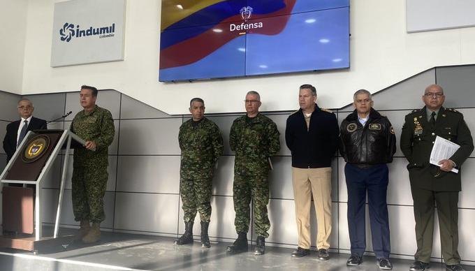La cúpula militar y el Ministro de Defensa, Iván Velásquez.  