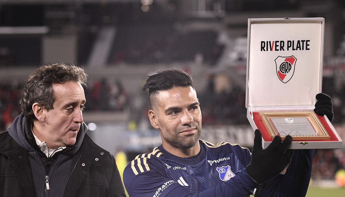Homenaje de River Plate a Radamel Falcao García 