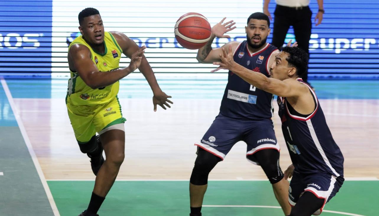 Juan Cárdenas, de Titanes, busca apoderarse del balón durante el juego contra Búcaros.