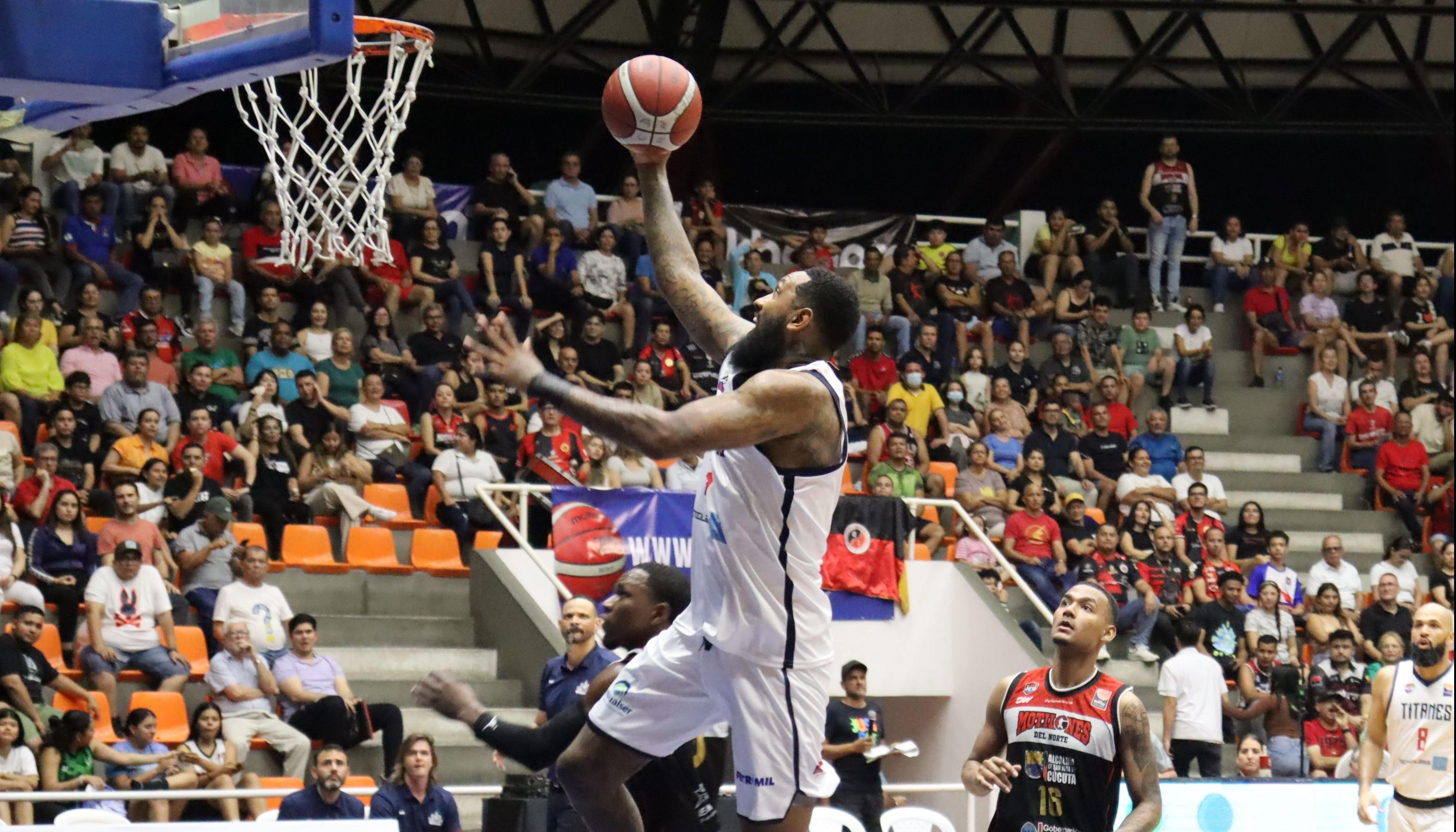 Josimar Ayarza, de Titanes, se dispone a encestar ante Motilones del Norte. 