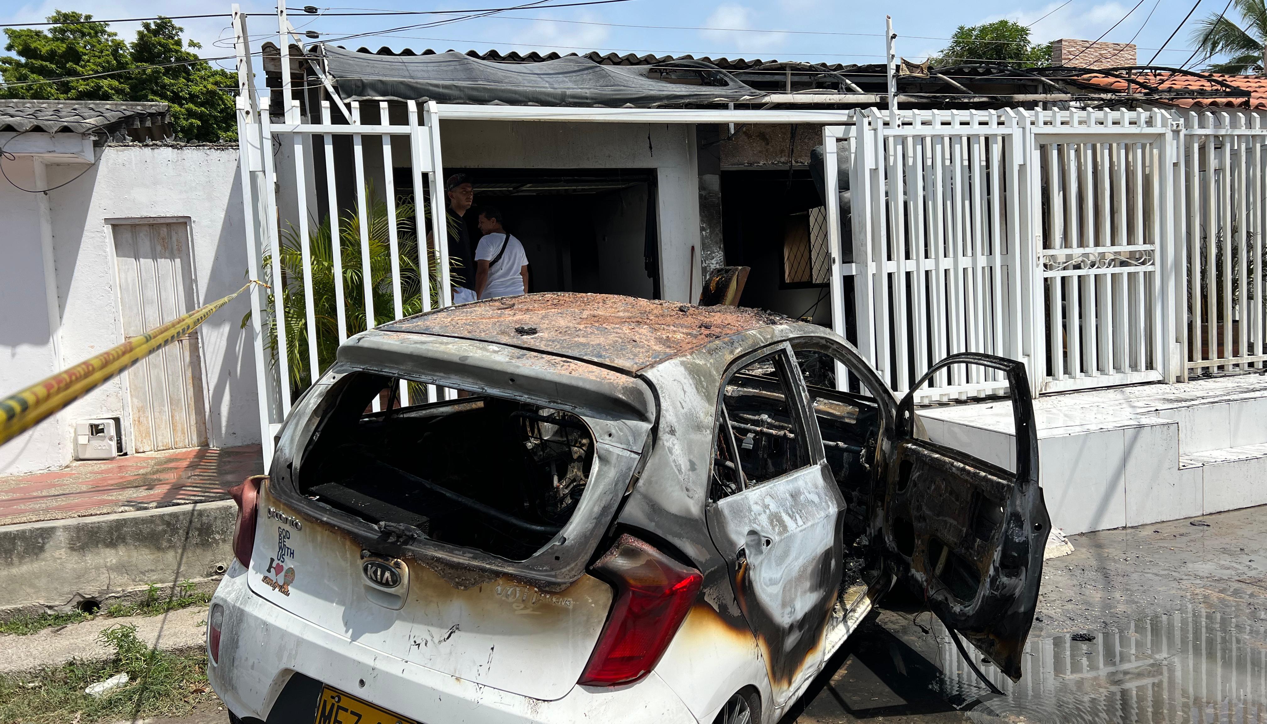 Así quedó el vehículo que se incendió en una vivienda, en Soledad. 