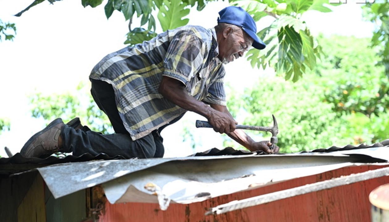 En Jamaica se preparan para el impacto de Beryl.