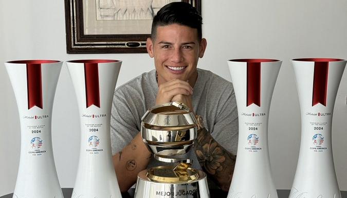 James Rodríguez con los trofeos.