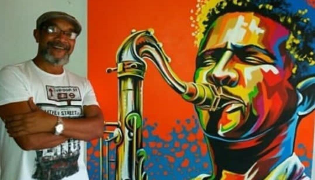 El pintor cartagenero Javier Flórez Barrios con una de sus obras.