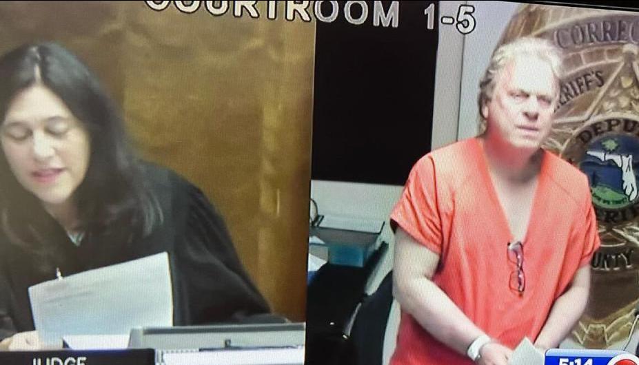 Ramón Jesurun en calidad de detenido ante una juez de Miami. 