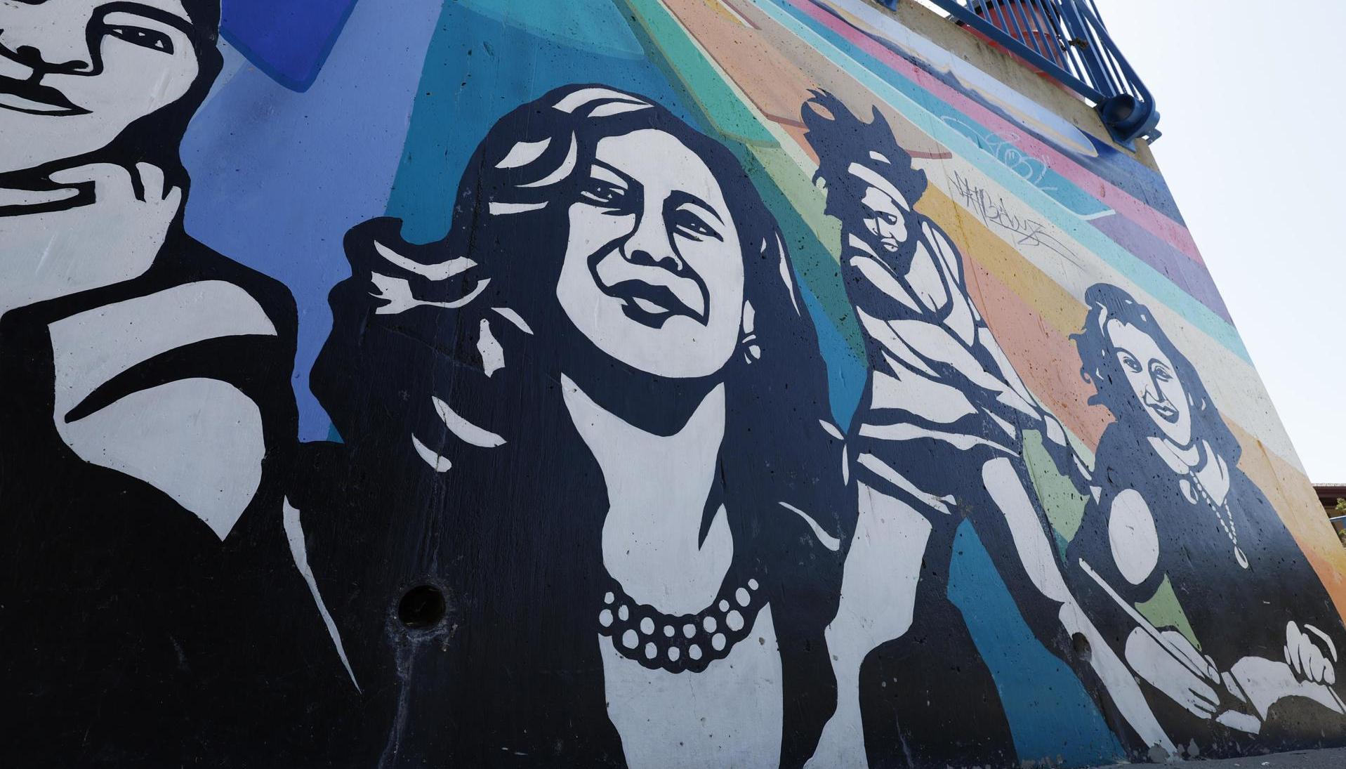 Un mural muestra a la vicepresidenta Kamala Harris en una pared de la escuela primaria Thousand Oaks. 