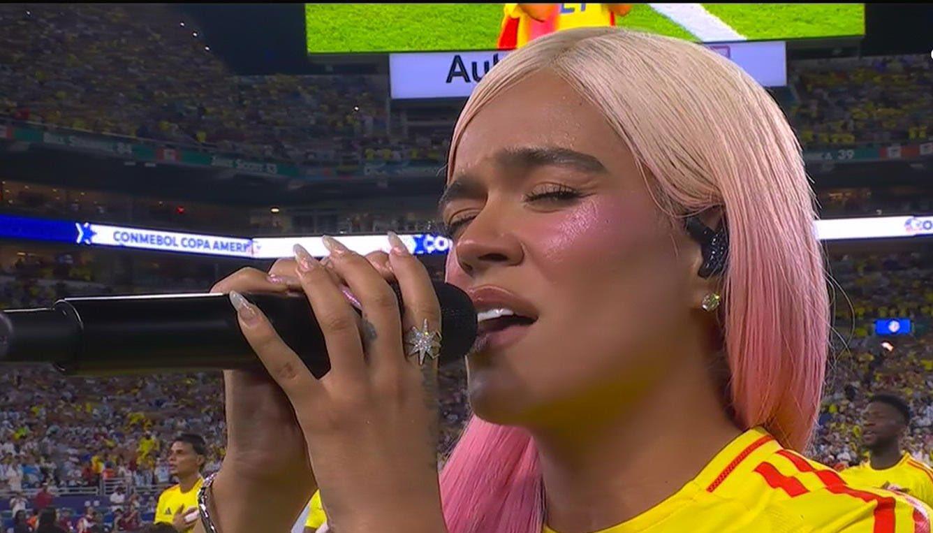Karol G cantando el himno.
