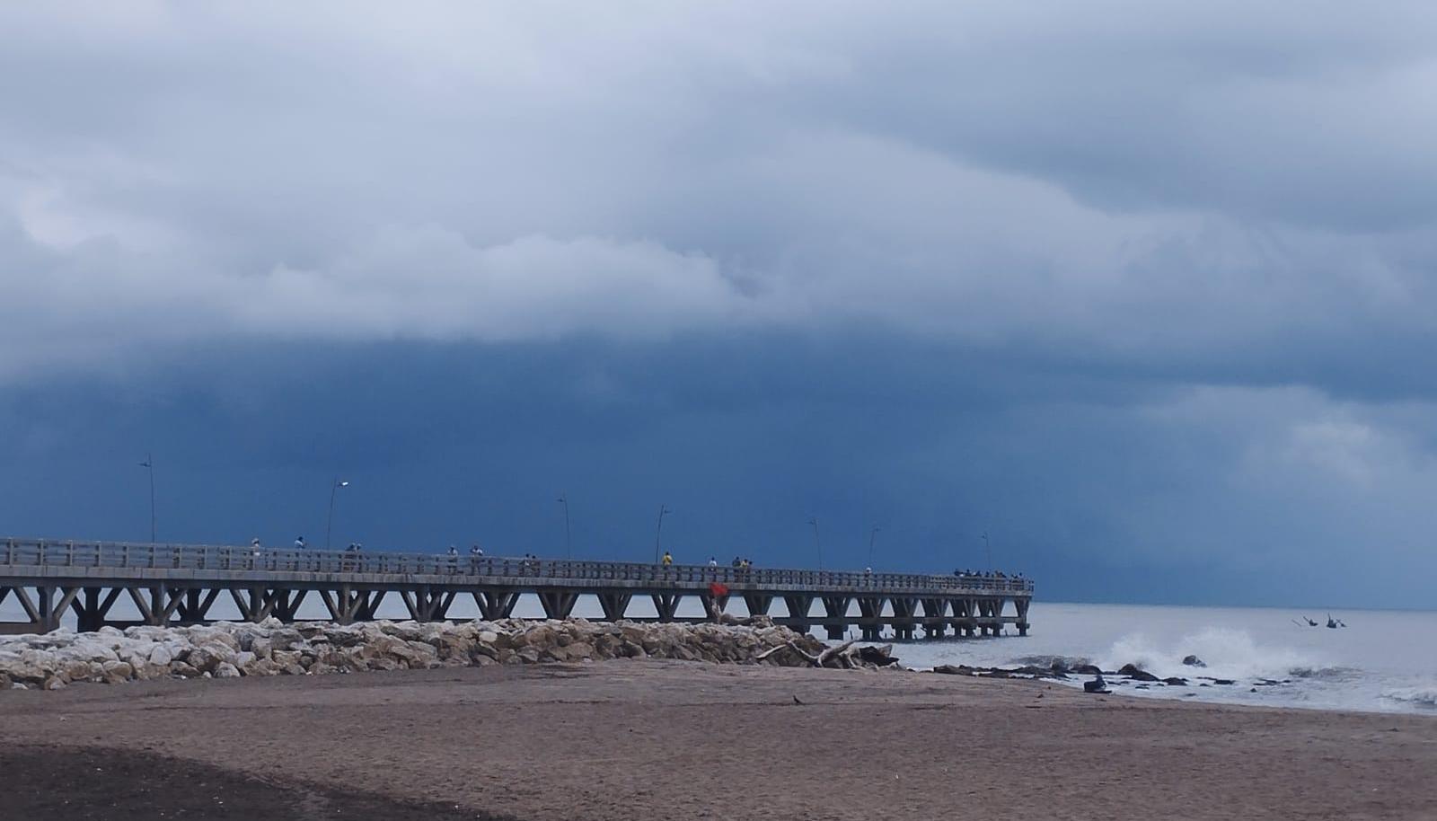 Aspecto nublado y lluvioso en Puerto Colombia. 