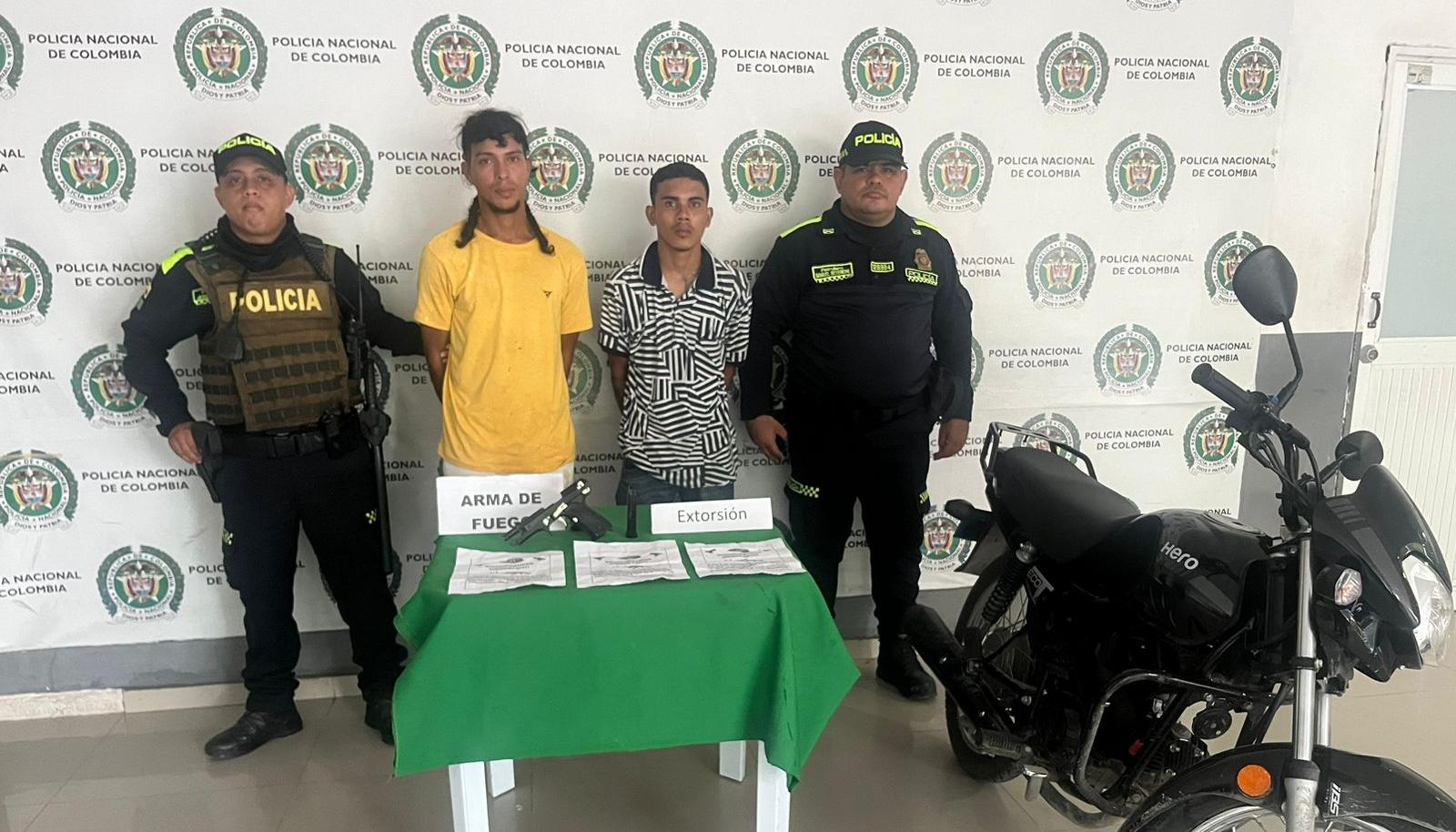 Los dos capturados por la Policía. 