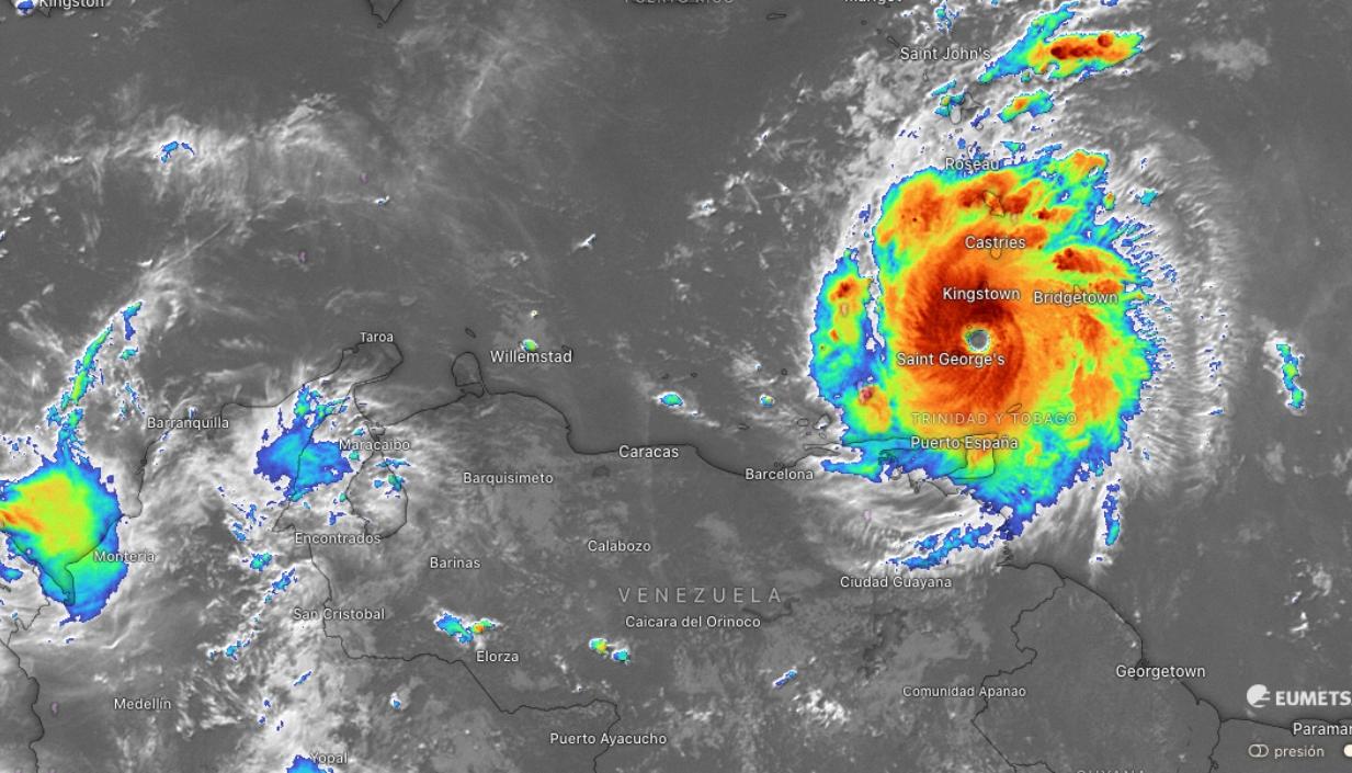 Lugar donde se encuentra ubicado actualmente el huracán, sobre las Antillas Menores. 