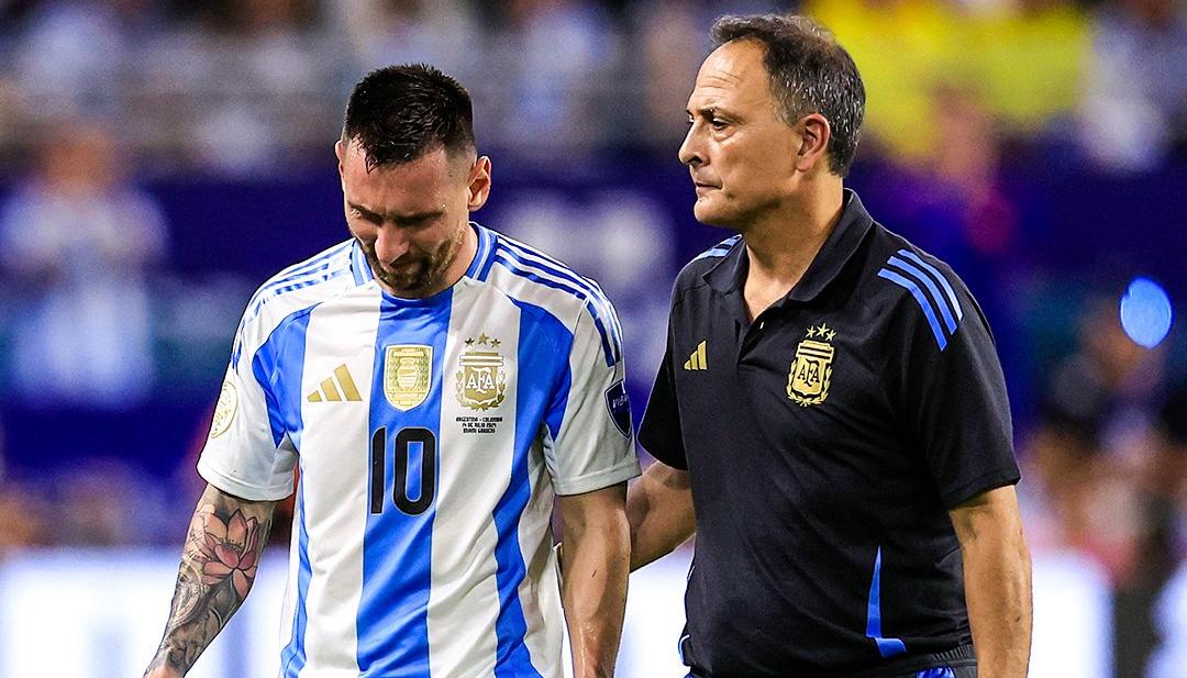 Messi saliendo del campo de juego.