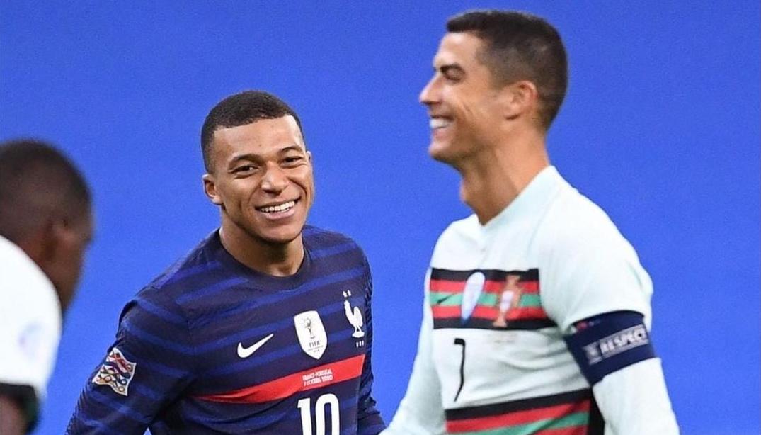 Mbappé con Cristiano en 2020.