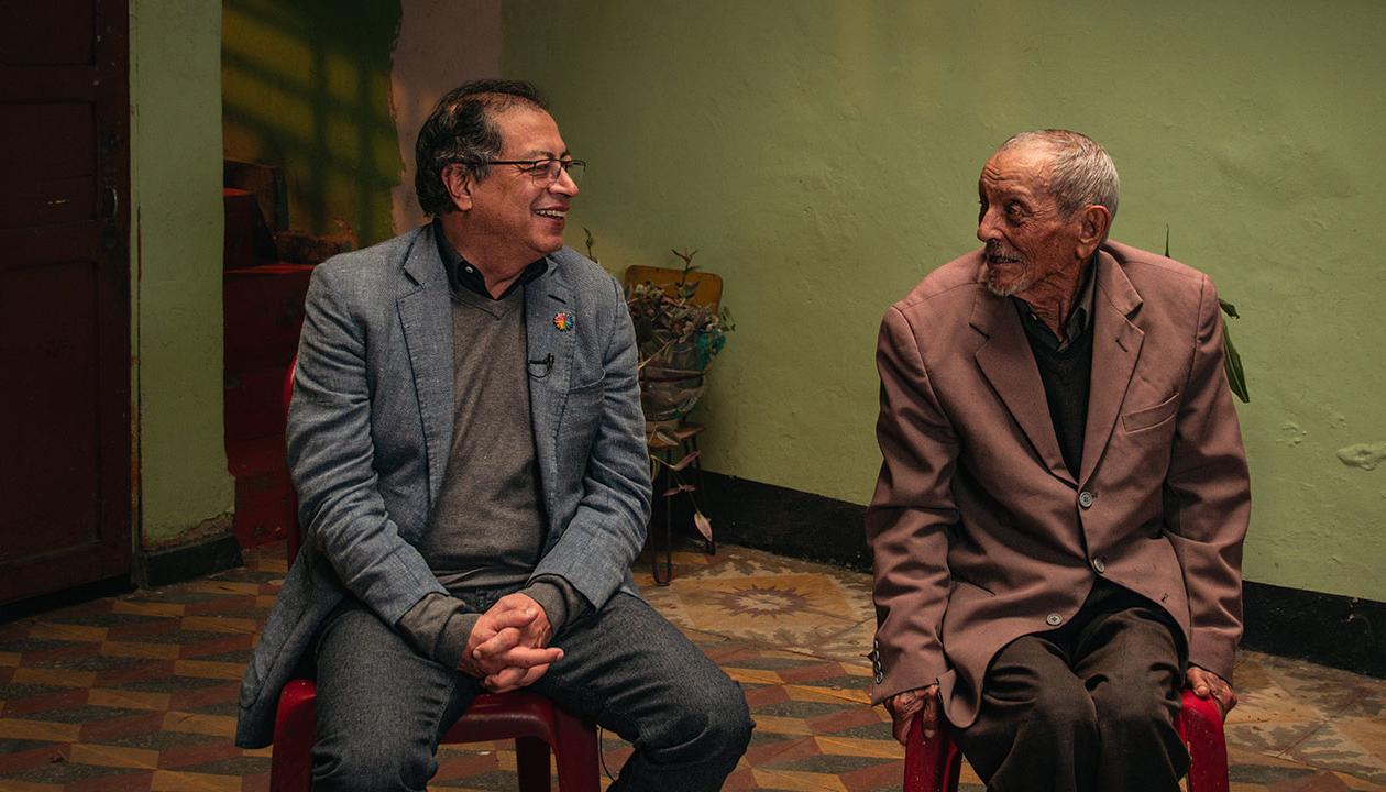 El Presidente Gustavo Petro con uno de los beneficiarios de la Reforma, José del Carmen Estepa.