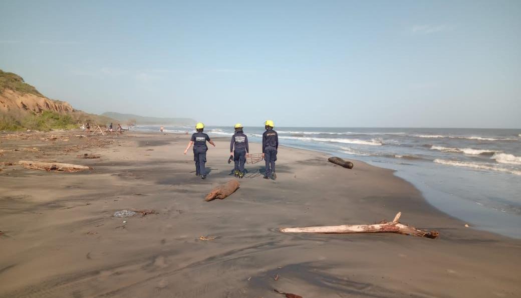 Bomberos de Puerto Colombia en las labores de rescate. 